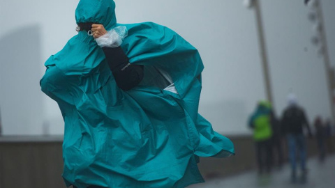 Una persona camina este martes por el paseo marítimo de la Barceloneta | EFE