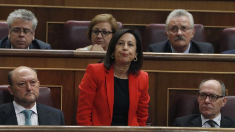 La diputada del PSOE Margarita Robles durante las votaciones del debate de investidura del líder del PP, Mariano Rajoy, esta tarde en la Cámara Baja. EFE/Javier Lizón