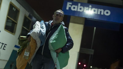 Desplazados del terremoto en el centro de Italia en la estación de tren en Fabriano, en la región de Las Marcas Región. EFE / EPA / MASSIMO Percossi