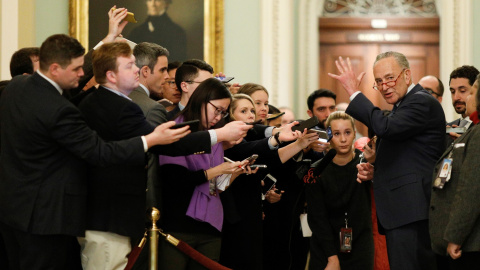 21.01.2020 / El líder de la minoría del Senado de los EE. UU., Chuck Schumer (D-NY), habla con los miembros de los medios de comunicación durante el juicio por juicio político del presidente Donald Trump, REUTERS / Tom Brenner