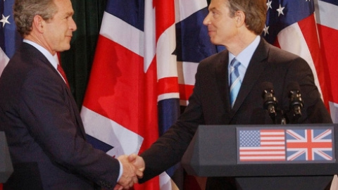 Tony Blair junto con el expresidente estadounidense, George Bush, en 2003, año de la invasión a Irak