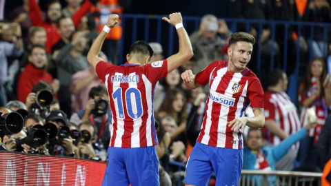 Yannick Ferreira Carrasco celebra junto con Saúl Ñíguez uno de sus tantos ante el Málaga. - EFE