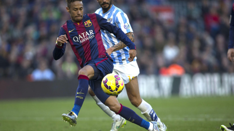 El centrocampista del Málaga José Luis García, "Recio" (d) disputa un balón con el delantero brasileño del FC Barcelona Neymar Jr. (i), durante el partido de la vigésima cuarta jornada de la liga en Primera División disputado esta tarde en 