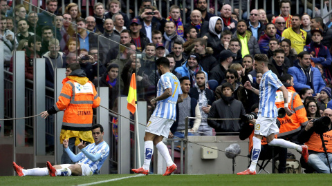 El delantero del Málaga Juanmi  celebra la consecución del gol de su equipo ante el Barcelona en el Camp Nou. EFE/Alberto Estévez