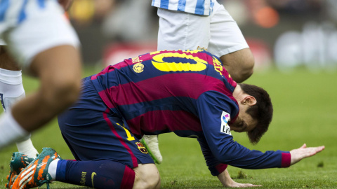 El delantero argentino Lionel Messi se lamenta tras una ocasión fallida durante el partido frente al Málaga en el Camp Nou. EFE/Alejandro García