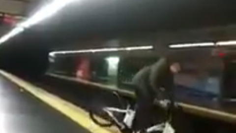 Un fotograma del vídeo grabado en el Metro de Madrid.-