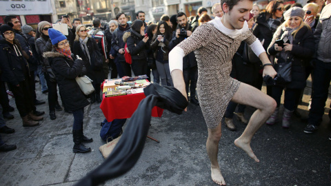 Un hombre con vestido durante la protesta en Estambul./ REUTERS