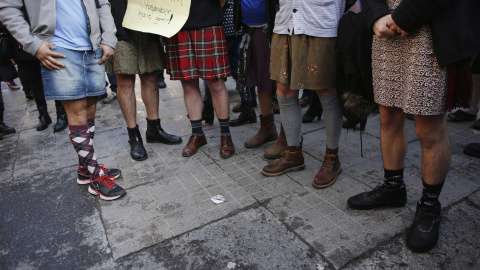 Hombres con falda durante la protesta en Estambul./ REUTERS