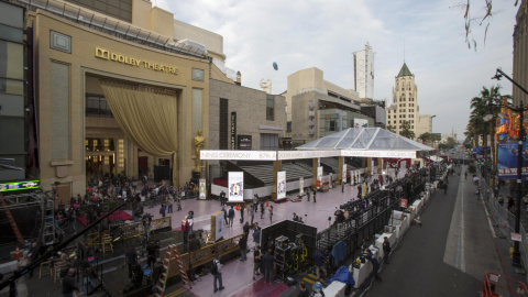 Los operarios preparan la alfombra roja por donde desfilarán los asistentes a la 87ª ceremonia de entrega de los premios Oscar, en el  Dolby Theater de Los Angeles. REUTERS/Mario Anzuoni