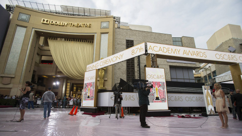 Varios reporteros de televisión situados sobre la alfombra roja junto al  Dolby Theater de Los Ángeles donde se celebrará la gala de entrega de los 87ª premios Oscar de Hollywood. REUTERS/Mario Anzuoni