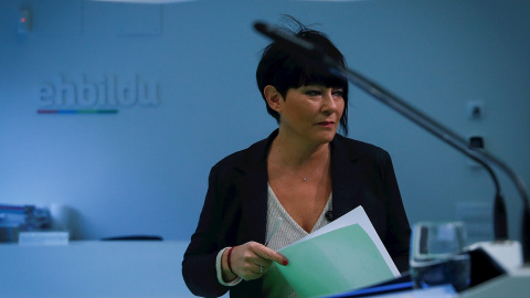 22/01/2020.- La portavoz de EH Bildu en el Parlamento Vasco, Maddalen Iriarte, en una rueda de prensa sobre la operación de la Guardia Civil en la que han detenido a expresos de ETA y miembros de Sortu. EFE/Javier Etxezarreta