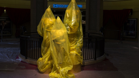 Unas estatuas de los Oscar cubiertos con plásticos, durante los preparativos de la 87ª gala de entrega de los premios en Dolby Theater de Los Ángeles. REUTERS/Lucas Jackson