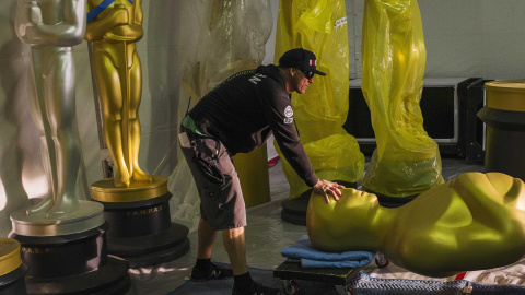 Un operario traslada una de las estatuas de los Oscar en los preparativos de la ceremonia de entrega de los 87ª premios Oscar, en el   Dolby Theater de Los Ángeles. REUTERS/Lucas Jackson