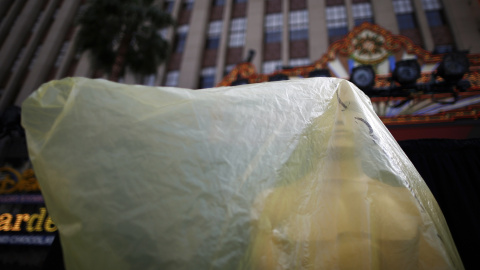 Una estatua del Oscar, cubierta con un plástico amarillo, en la entrada del  Dolby Theater donde se celebrará la ceremonia de entrega de los 87ª premios de la Academia de Hollywood. REUTERS/Lucy Nicholson