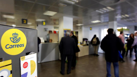 Vista del interior de una oficina de Correos este viernes en Madrid. - EFE