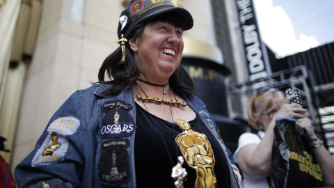 Vivianne Robinson, una de las fan que ya buscan un sitio junto a la alfonbra roja por donde desfilarán los asistentes a la 87ª gala de los premios Oscar en el  Dolby Theater de Los Ángeles. REUTERS/Lucy Nicholson