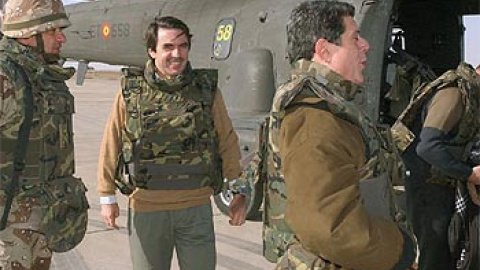 Aznar y Trillo se disponen ayer a subir al helicóptero que les condiciría a Base España, en Diwaniya (Irak). / EFE