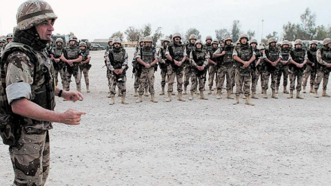 Imagen de 2004 del general Fulgencio Coll (izquierda), dirigiéndose a los soldados de la brigada 'Plus Ultra', con base principal en la ciudad de Diwaniya (Irak), antes de regresar a España. EFE/Ballesteros