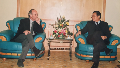 Paco Frutos, junto a un dirigente del PC chino, en visita oficial a Pekín