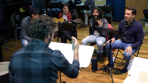 Ensayo musical: de espalda, Pablo Heras-Casado (director musical).De izda a dcha: Agustín Diassera (percusión), Cañizares (guitarra), Arcángel y Jesús Méndez (cantaores)./ JAVIER DEL REAL