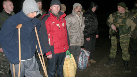 Prisioneros de guerra ucranianos se preparan para el intercambio entre las autoridades de Kiev y los separatistas prorrusos cerca de la aldea de Zholobok en la región de Luhansk, el este de Ucrania. REUTERS / Igor Tkachenko