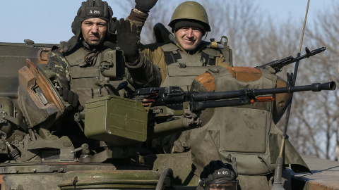 Miembros de las fuerzas armadas de Ucrania montan un vehículo blindado cerca Artemivsk, en el este de Ucrania. REUTERS / Gleb Garanich