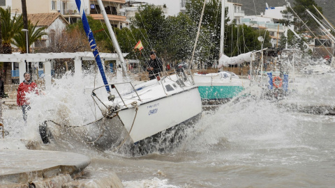 22/01/2020.- El temporal arrastró ayer una quincena de embarcaciones hasta la arena en el Port de Pollença (Mallorca). El intenso oleaje ha desplazado hasta la orilla de la arena sin problema alguno barcos que estaban fondeados en el mar. E