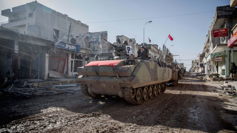 Carros de combate turcos llegan a la la norteña ciudad siria de Kobani, de regreso de la operación militar de rescate  de unos 40 soldados que llevaban meses rodeados por el Estado Islámico. REUTERS / Mursel Cobán