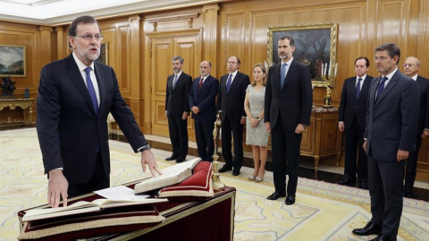 El reelegido presidente del Gobierno, Mariano Rajoy , jura el cargo ante el rey, Felipe VI. EFE/Ángel Díaz