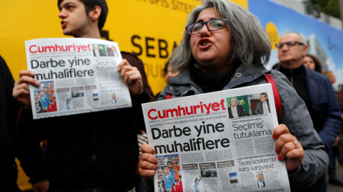 Varias personas apoyan al diario 'Cumhuriyet' frente a su sede en Estambul. REUTERS/Murad Sezer