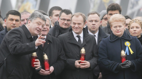 El presidente de Ucrania, Petro Poroshenko, con el presidente alemán Joachim Gauck, el del Consejo Europeo, Donald Tusk , y la de Lituania, Dalia Grybauskaite, durante la Marcha de la Dignidad, en Kiev, en el primer aniversario de la destit