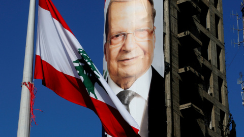 Bandera Libanesa frente al cartel de Michel Aoun. / REUTERS