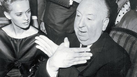 Alfred Hitchcock haciendo una seña en referencia a su película “Los Pájaros”. / EFE