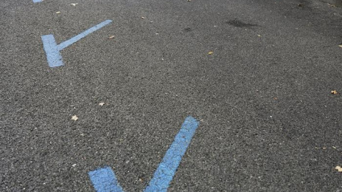 Plazas de aparcamiento vacías en una calle del centro de Madrid. EFE/Juan Carlos Hidalgo