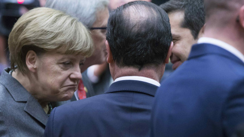 La canciler alemana Angela Merkel, charla en un corrillo con el presidente francés Francois Hollande y el primer ministro griego Alexis Tsipras, en la última cumbre de Bruselas, hace diez días. REUTERS/Yves Herman