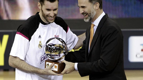 Rudy Fernández recibe de manos del rey el trofeo MVP de la Copa. EFE