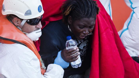 Una de los 15 inmigrantes rescatados con vida de la patera que naufragó ayer tras zarpar desde una playa de Alhucemas (Marruecos). EFE