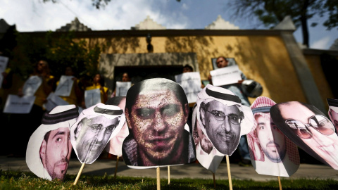 Fotos del bloguero Raif Badawi durante una manifestación reivindicando su liberación de la cárcel. REUTERS