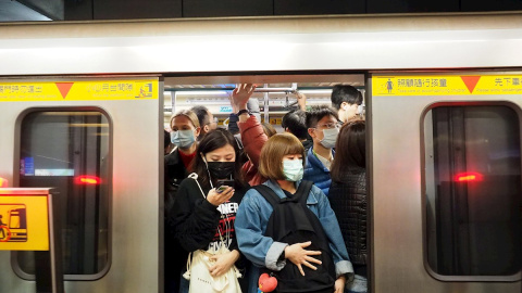 Pasajeros lucen máscaras este miércoles en un vagón de metro de Taipei (Taiwán). | EFE