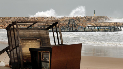 Una torre de vigilancia tumbada en la playa del El Perelló (València), arrastrada por la fuerza de la borrasca "Gloria" que estos día azota al Este peninsular. EFE/ Juan Carlos Cárdenas