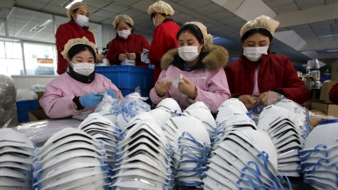 23/01/2020 - Mujeres trabajan en una fábrica de mascarillas en la provincia de Hebei (China), país que registra cerca de 600 casos de neumonía por el coronavirus. / EFE