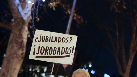 Manifestante con un pancarta en una protesta contra los recortes. AFP