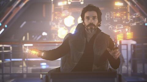 Santiago Cabrera como el piloto de la nave de Picard y el experto ladrón |