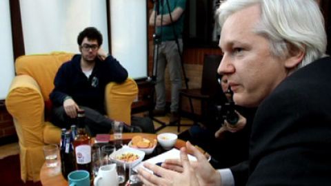 Jérémie Zimmermann, activista defensor de los derechos digitales y cofundador de la Quadrature du Net, al fondo, con Julian Assange, fundador de Wikileaks, en primer plano.