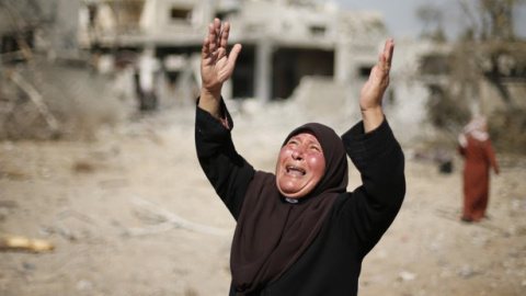 Una mujer en Palestina llora tras un bombardeo, en 2014./ REUTERS