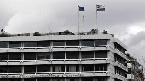 Las banderas de Grecia y de la UE, en lo alto de la sede del Ministerio de Finanzas griego, en Atenas. REUTERS/Alkis Konstantinidis