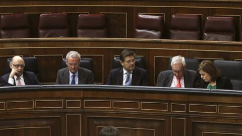 Rajoy, acompañado por varios miembros del Gobierno pero ya con la bancada casi vacía, hacia el final del Debate sobre el Estado de la Nación. EFE