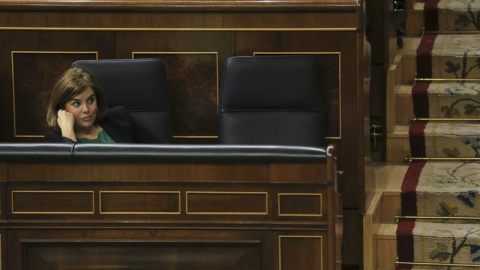 La vicepresidenta del Gobierno, Soraya Sáenz de Santamaría, atiende desde su escaño al debate sobre el estdo de la nación. EFE