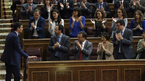 El líder socialista, Pedro Sánchez, es recibido en su escaño tras su intervención en el debate sobre el estado de la nación con aplausos de los suyos. EFE