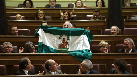 El diputado socialista Manuel Pezzi muestra una bandera de Andalucía en el Debate sobre el Estado de la Nación. EFE